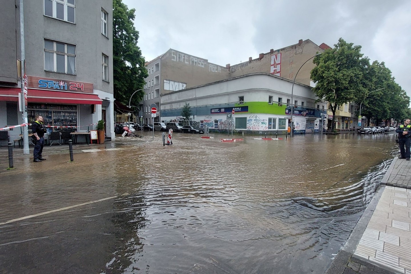 Wegen eines Wasserrohrbruchs in Berlin-Neukölln ist ein Teil der Sonnenallee gesperrt worden.