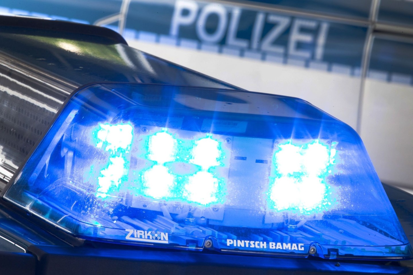 Die Polizei in Hagen verhaftet einen Mann. Kurze Zeit später liegt dieser tot in seiner Zelle. (Symbolbild)