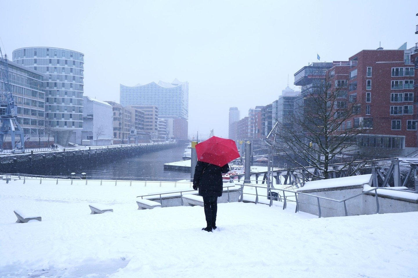 Schneetreiben in der Hafencity in Hamburg.