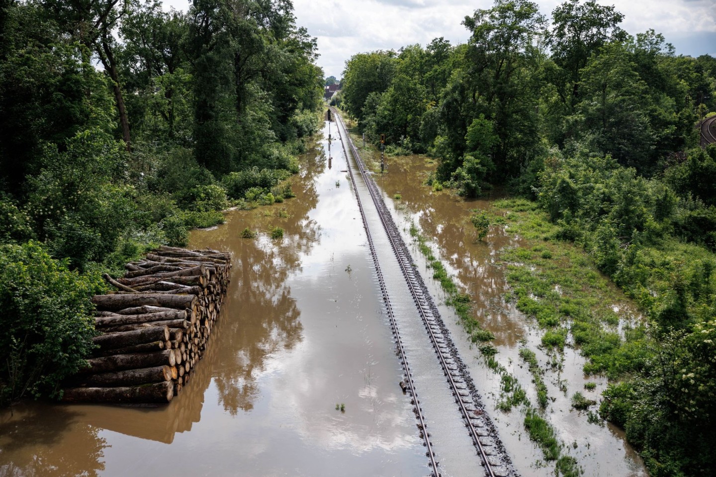 Eine Bahntrasse nahe der Donaubrücke im bayerischen Günzburg ist überflutet.