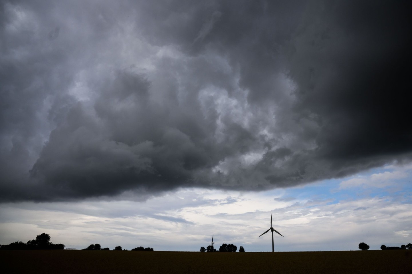 Laut Wetterdienst könnten von Samstagabend bis Sonntagabend vor allem im Westen und Südwesten durch Gewitter in einigen Regionen extreme Regenmengen von mehr als 100 Litern pro Quadratmete...