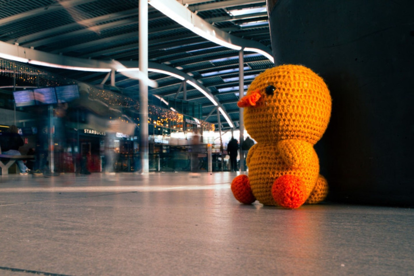 Ein Kuscheltier sitzt in einem Bahnhof in Utrecht.