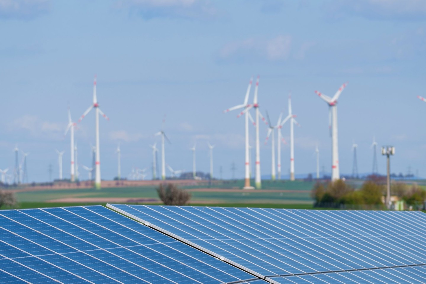 Ein Solarpark in unmittelbarer Nähe zu Windkraftanlagen im rheinland-pfälzischen Wahlheim.