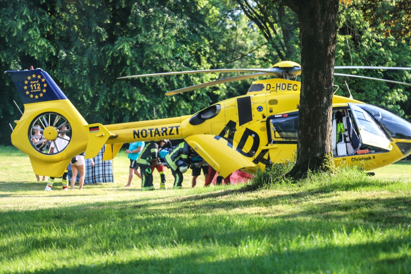 Ein Rettungshubschrauber im Naturbad am See im Einsatz, wo sich ein Kind beim Spielen schwer verletzt hat.