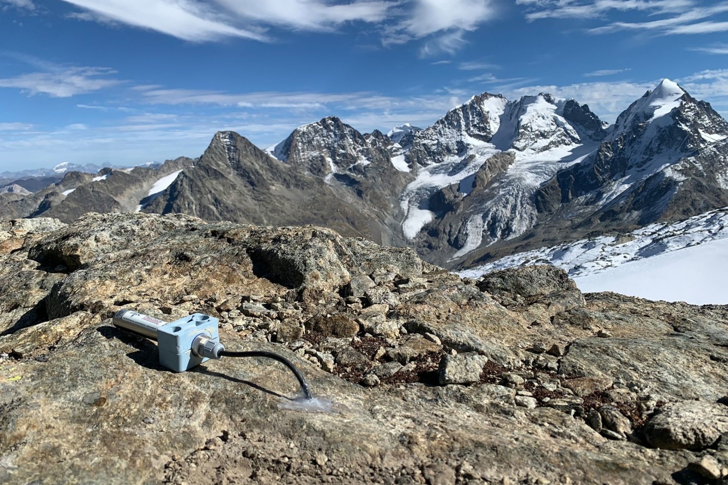 Als Permafrost wird Untergrundmaterial wie Fels oder Schutt bezeichnet, das über mehrere Jahre nie über null Grad warm wird.