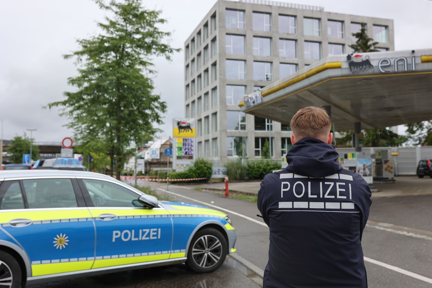 Die Polizei fasst zwei flüchtige Täter in der Schweiz. Sie sollen an einer Tankstelle in Konstanz einen Mnn schwer verletzt haben.