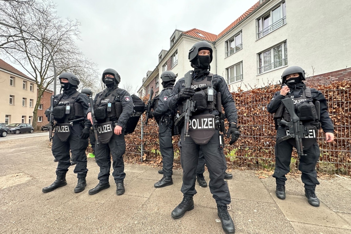 Polizisten stehen in der nähe des Tatorts in Billstedt, an dem zwei Männer durch einen Messerangriff tödlich verletzt worden sind.